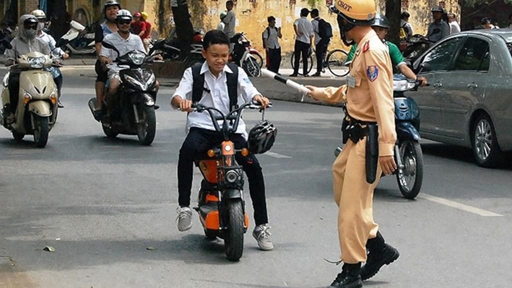 90% học sinh không đội mũ bảo hiểm khi điều khiển xe máy điện